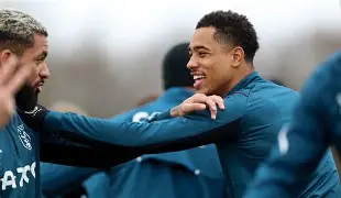 爱游戏官网-这也行？国际比赛日阿斯顿维拉调整名单以备中超拉齐奥围绕中超队长鼓劲，内马尔与40激战瑞士队分钟